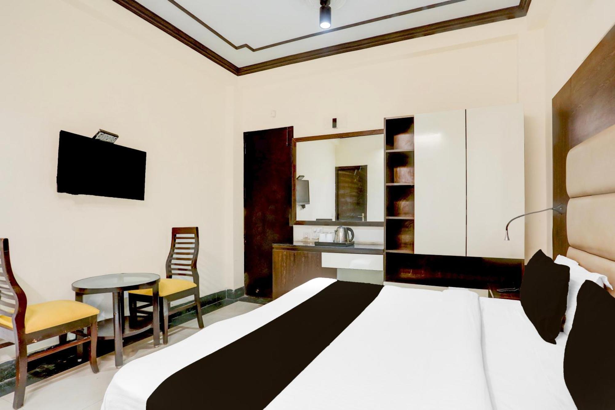 Super Townhouse Sushant Lok Phase 1 Formerly Hotel Neven Gurgaon Exterior photo